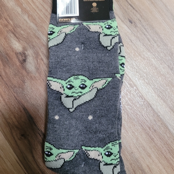 2 Pair of Men's 6-12 Star Wars Mandandrian Socks - Picture 2 of 4